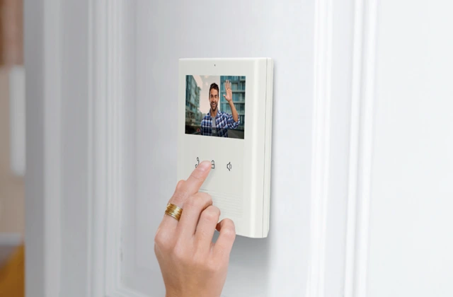 2N indoor unit showing the visitor on video
