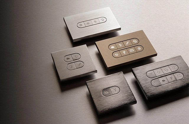 Alphaplate KNX tipkala u različitim metalnim izvedbama