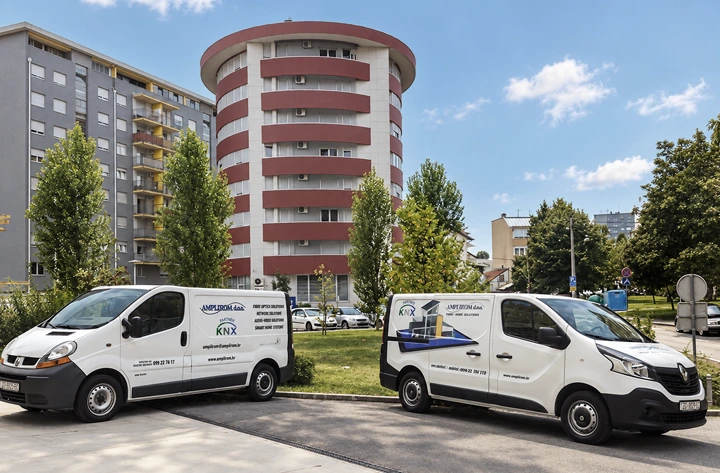 Amplituda servisna vozila ispred stambene zgrade